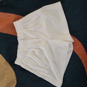 Aritzia Babaton white pleated shorts